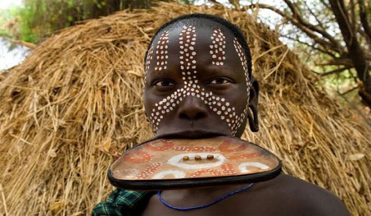 Mengejutkan Dunia! Tradisi Unik Suku Mursi Ethiopia Dengan Piring Bibir yang Ikonik