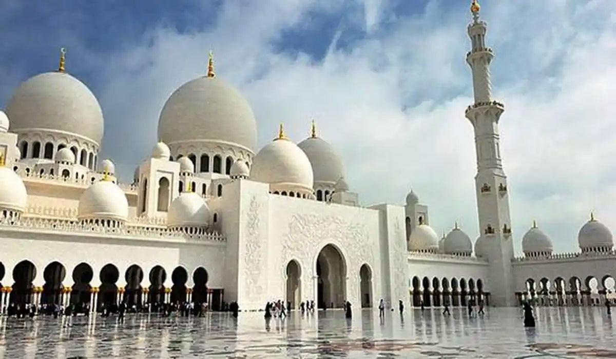 Rahasia Keindahan Masjid Agung Sheikh Zayed yang Bikin Wisatawan Dunia Terpesona