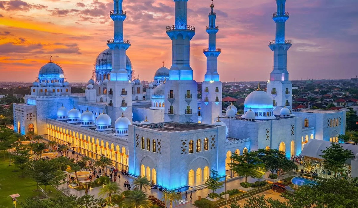 Rahasia Keindahan Masjid Agung Sheikh Zayed yang Bikin Wisatawan Dunia Terpesona Rahasia Keindahan Masjid Agung Sheikh Zayed yang Bikin Wisatawan Dunia Terpesona